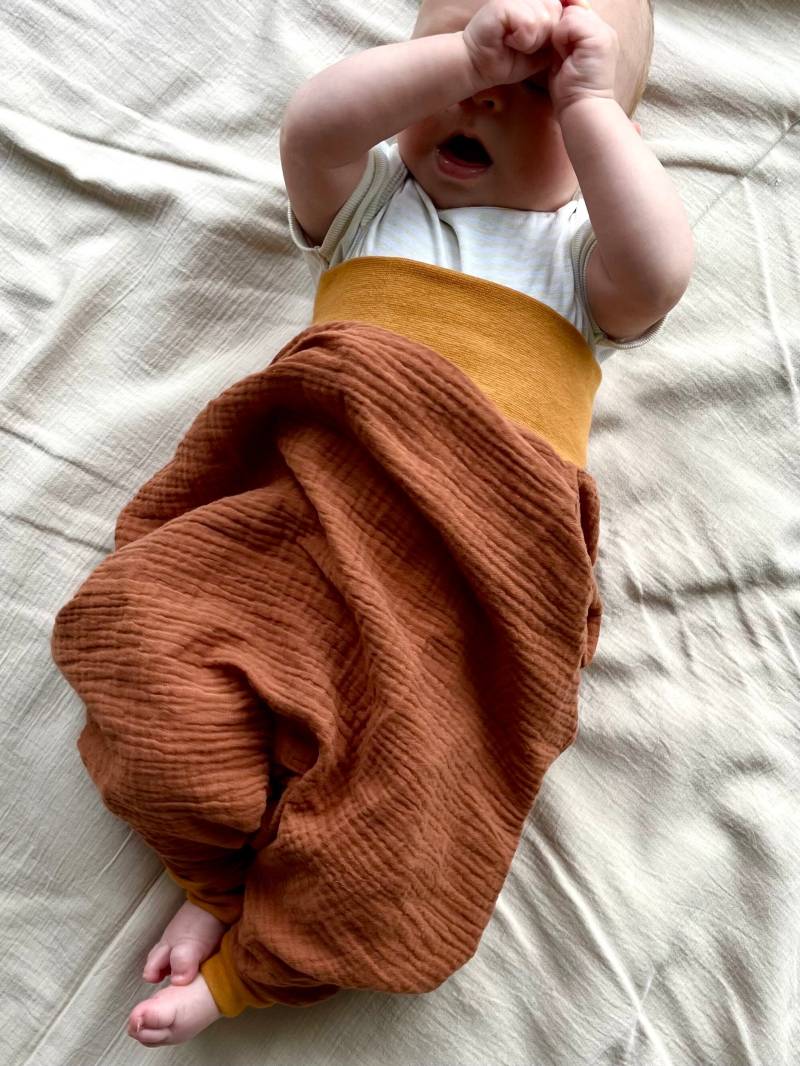 Musselin Schlafsack Oder Strampelsack Mit Fußbündchen Aus Feiner Baumwolle Für Sommer in Cognac Zimt Braun von PumpelbieneShop