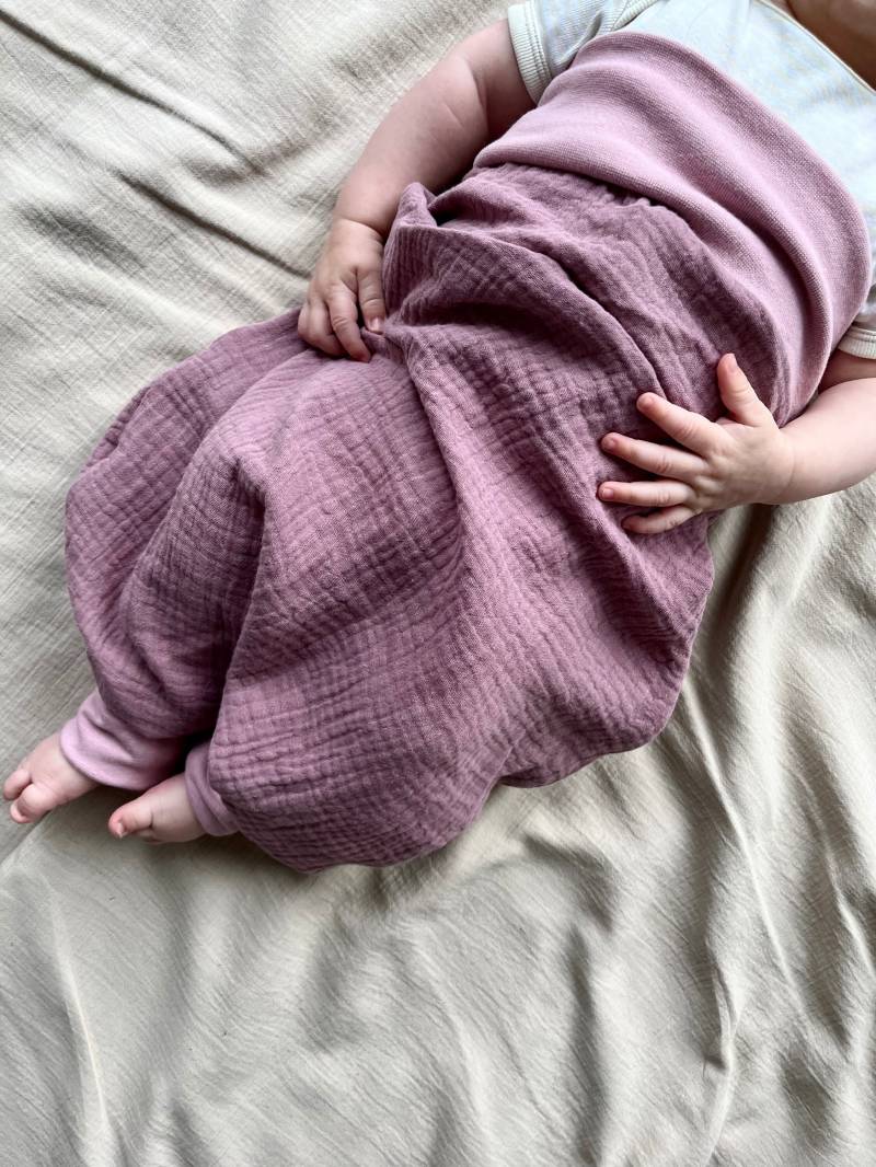 Musselin Schlafsack Strampelsack Baumwolle Musselinschlafsack Sommer Mauve Altmauve Beere Genderneutral von PumpelbieneShop