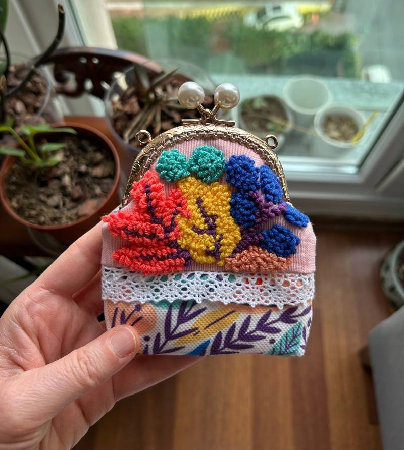 Frühling Punch Needle Geldbörse, Handgemachte Gestickte Kiss Lock Karten - Und Münzhalter Frühling Punch Needle Geldbörse, Handgemachte Gestickte Kiss Lock Karten - Und Münzhalter von PunchBySBB