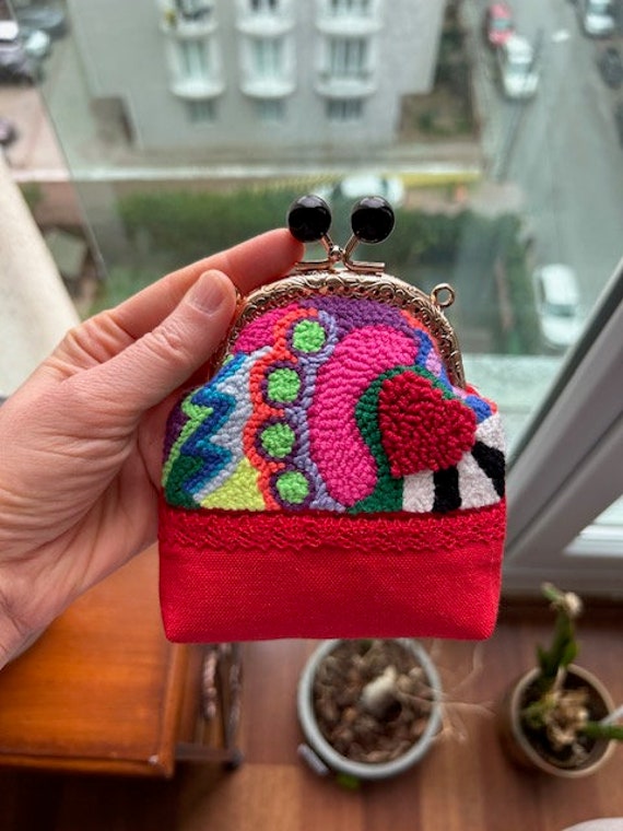 Rote Punch Needle Geldbörse, Handgemachte Bestickte Kiss Lock Karten - Und Münzhalter von PunchBySBB