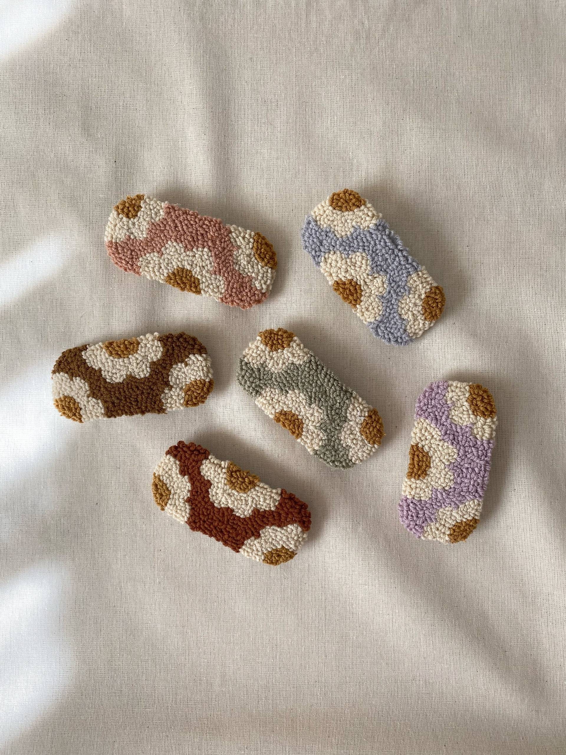 Punch Needle Handgemachte Daisy Haarspange Bestickte Haarspange von PunchioArt