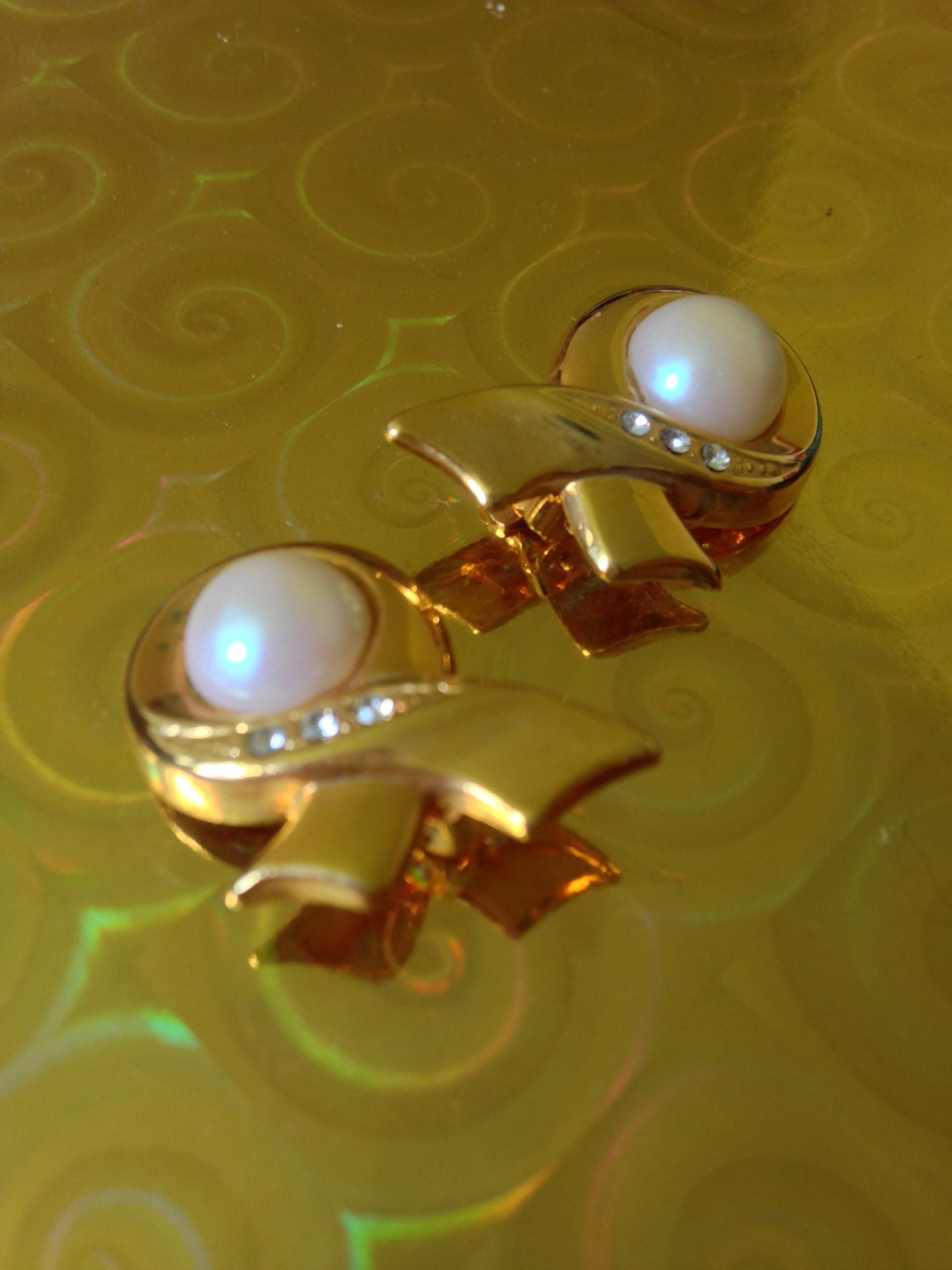 Vtg 80Er Jahre Modernist Retro Goldfarbene Ohrclips Mit Kunstperle Und Strasssteinen von PunkorellaVintage