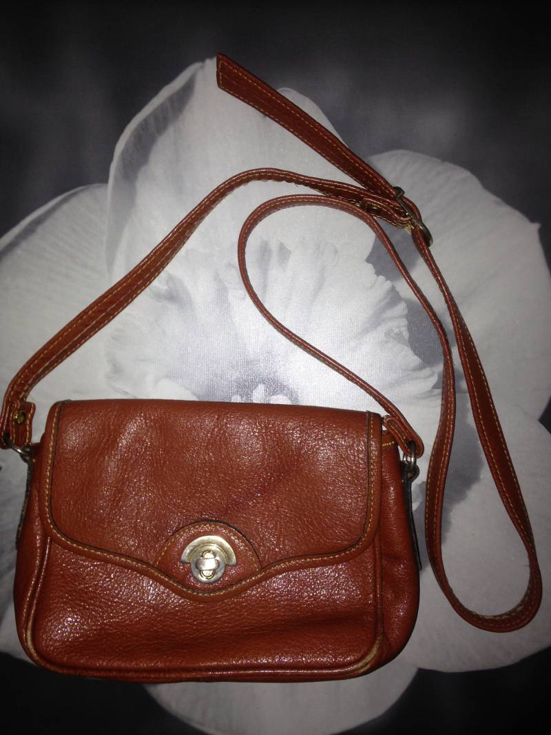 Vtg 80Er Jahre Retro Boho Braun Beige Leder Beunruhigt Crossbody-Tasche von PunkorellaVintage