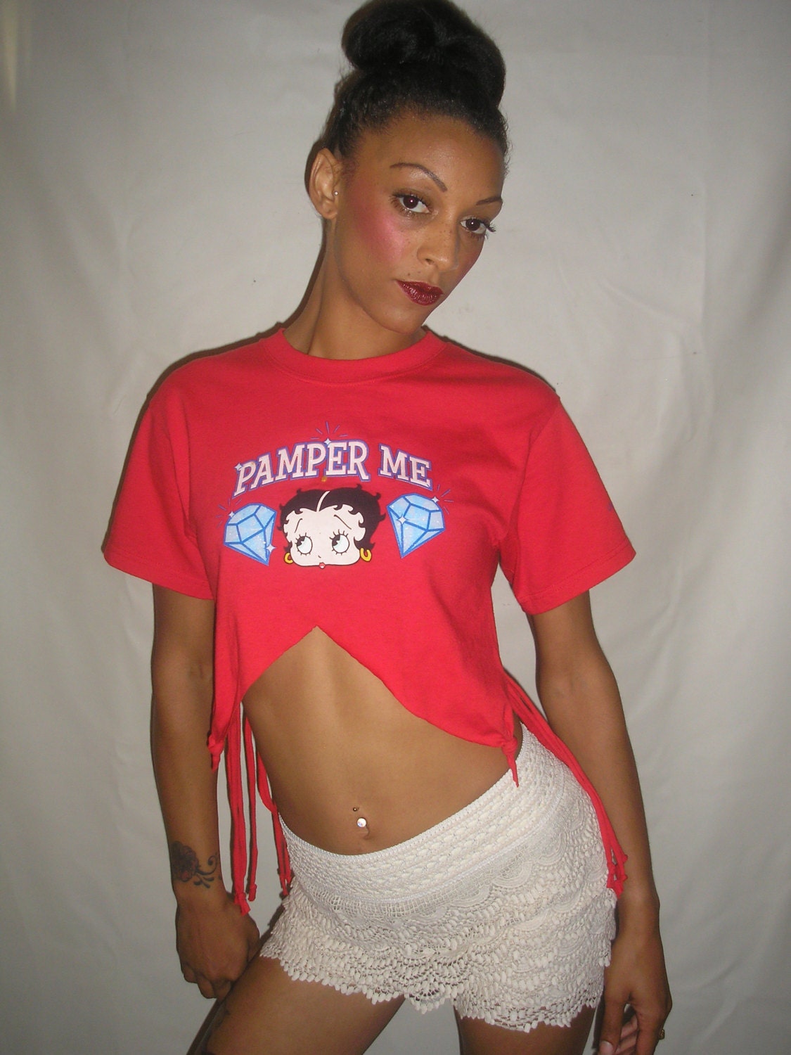 Vtg 90's Betty Boop Rotes Fransen-T-Shirt S von PunkorellaVintage