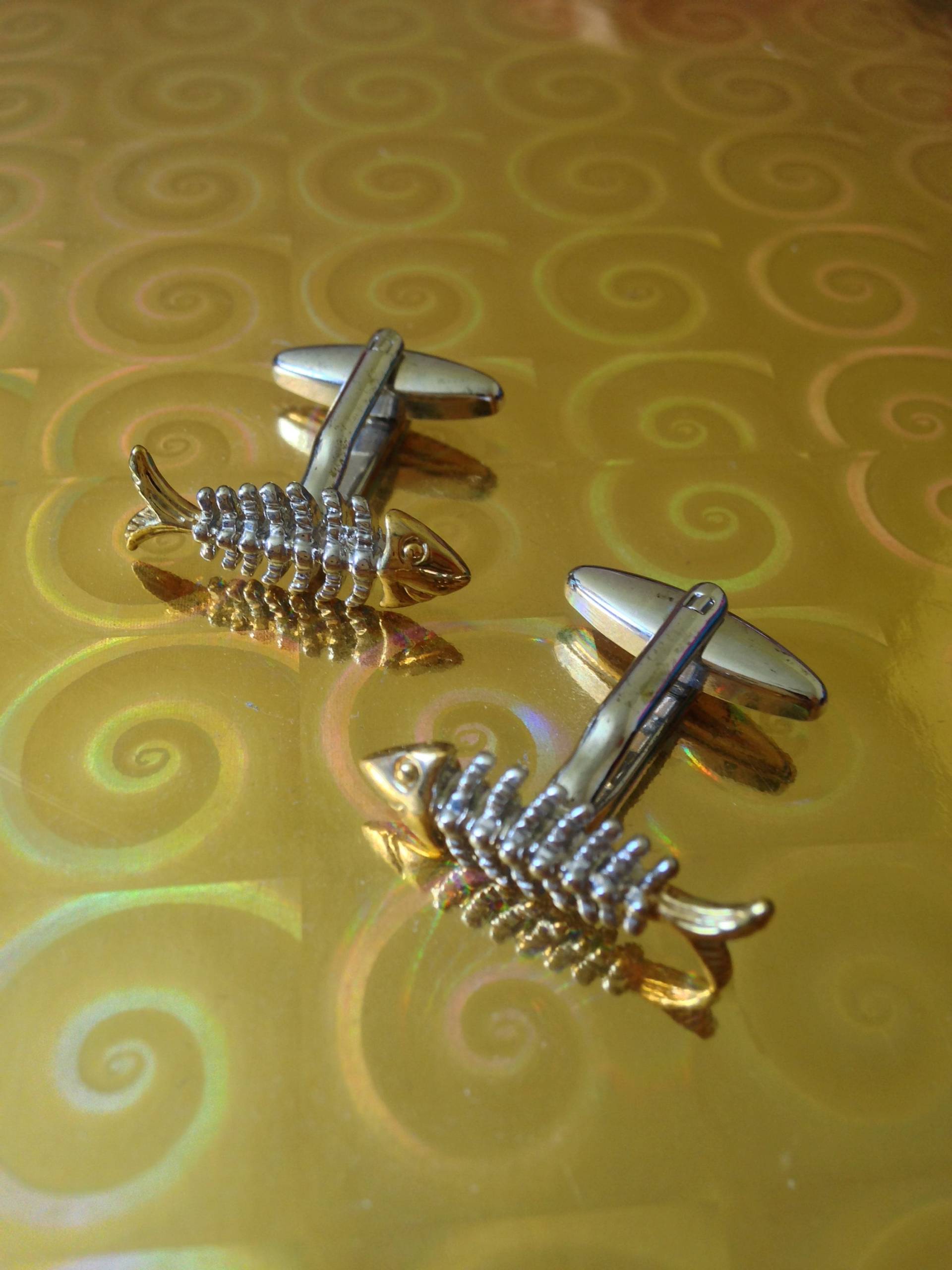 Vtg 90Er Jahre Avant Garde Silberne Und Goldene Metall Fisch Manschettenknöpfe von PunkorellaVintage