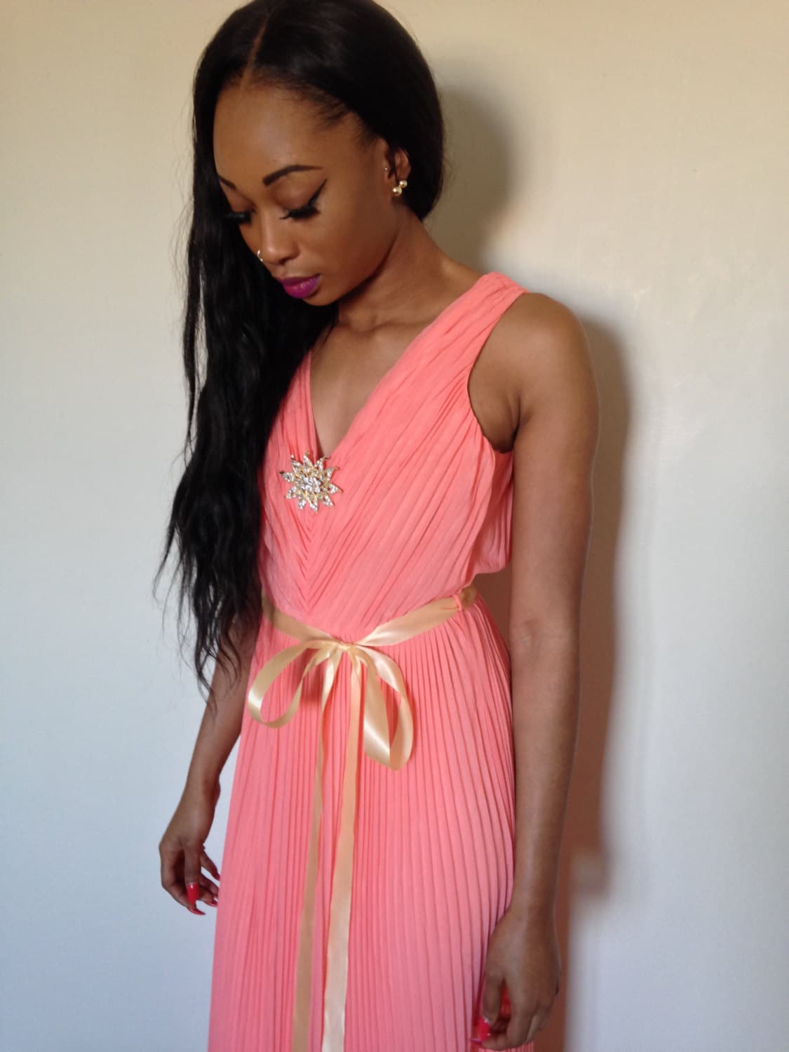 Vtg 90Er Jahre Grecian Pfirsich Plissee Chiffon Kleid Mit Niedrigem Rücken Strassbrosche Und Bandschärpe Gürtel Xxs von PunkorellaVintage