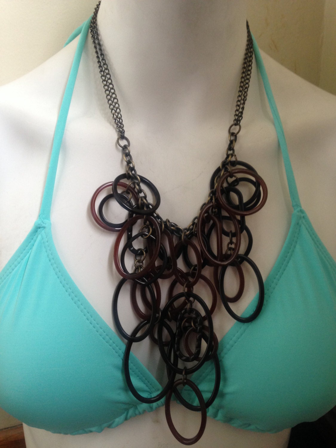 Vtg 90Er Jahre Modernist Braun Cut Out Perlen Wasserfall Halskette O/S von PunkorellaVintage