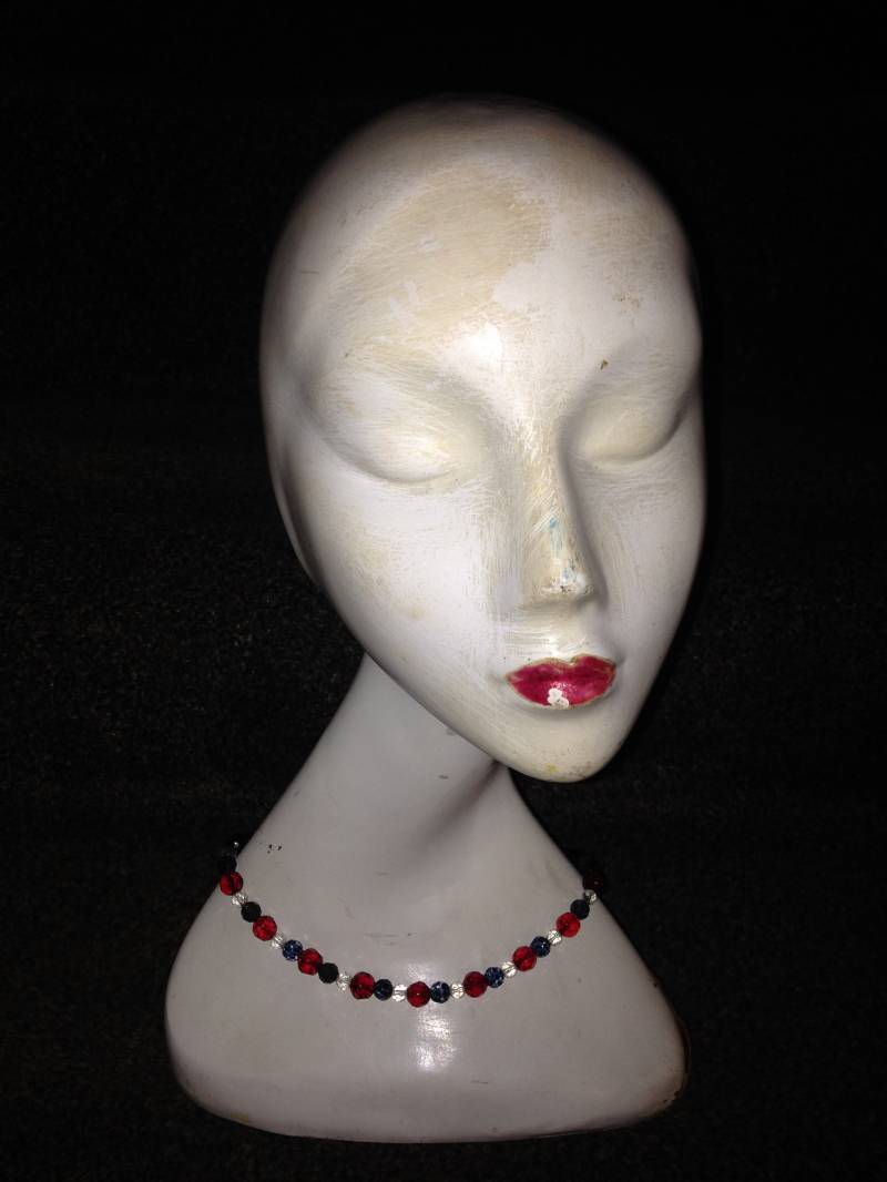 Vtg 90Er Jahre Retro Rot Grau/Blau Glasperlen Halskette S von PunkorellaVintage