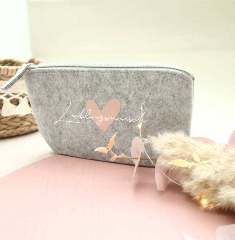 Filztasche Lieblingsmensch - Geschenk Zum Geburtstag Oder Als Dankeschön Für Deine Freundin Personalisierbar Mit Namen Filztasche Lieblingsmensch - Geschenk Zum Geburtstag Oder Als Dankeschön Für Deine Freundin Personalisierbar Mit Namen von PunktPunktKommaPlott