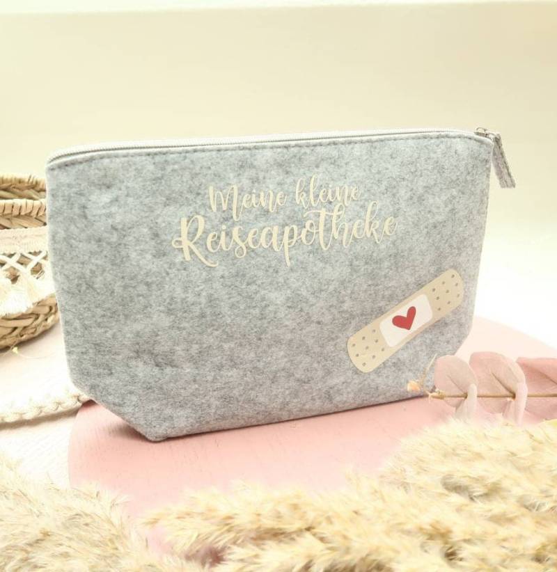 Medikamententasche - Reiseapotheke Als Geschenkidee Für Urlauber, Abenteurer Und Familien Mit Fernweh Personalisierbar von PunktPunktKommaPlott