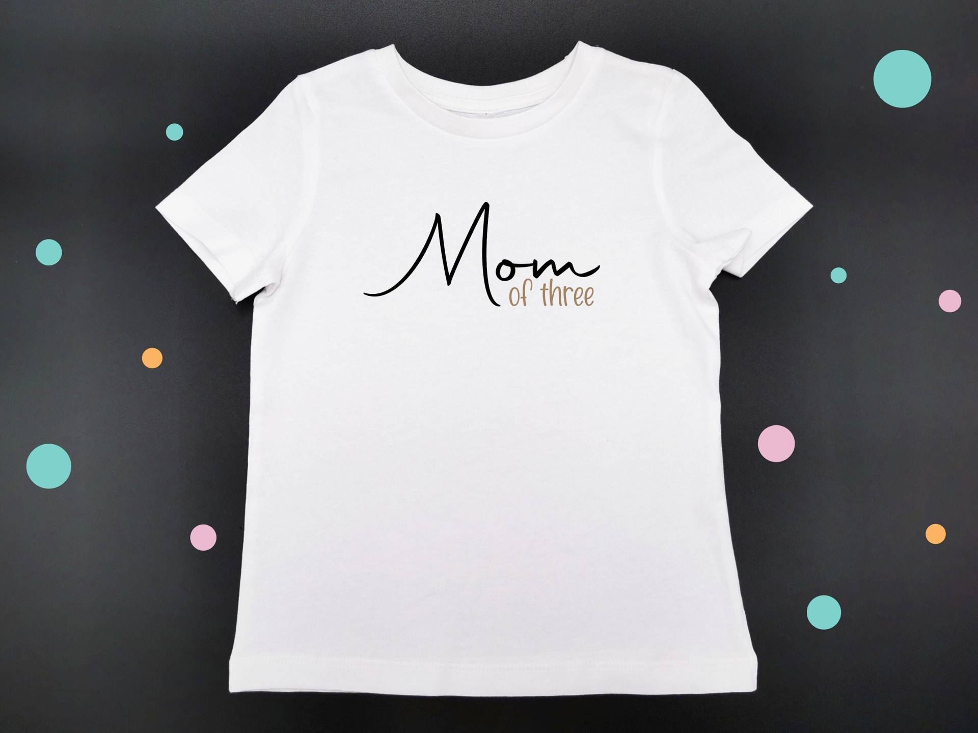 Bügelbild Mom Of Three Aufbügler Wunschfarbe 2Farbig Mehrere Zahlen Zur Auswahl Bügelbild Mom Of Three Aufbügler Wunschfarbe 2Farbig Mehrere Zahlen Zur Auswahl von PuppilottasHandmade