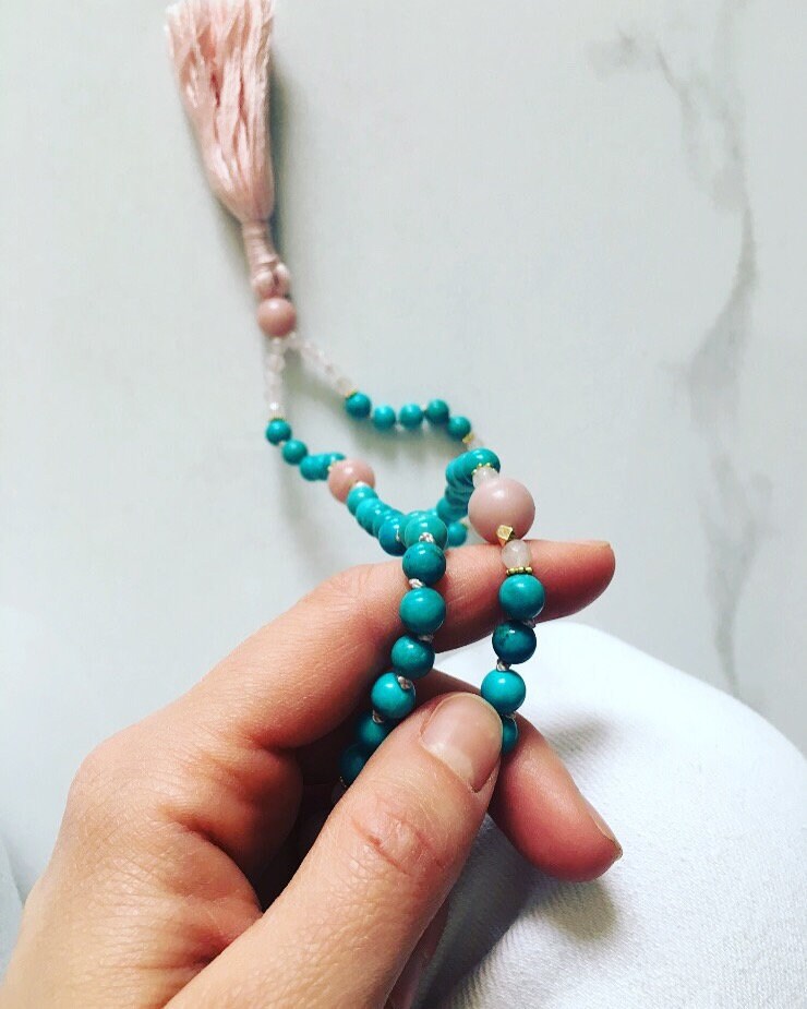 Perfekte Blaue Mala 108 Perlen Yoga Halskette Boho Schmuck Türkis, Opale, Quarz von PureBlissMalas