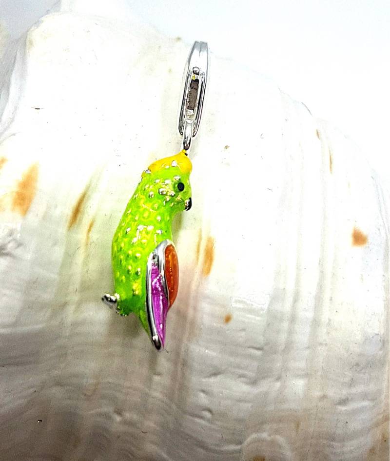 Charmanhänger Sterlingsilber „Papagei" in Grün Und Rosa von PureEssentialDesigns