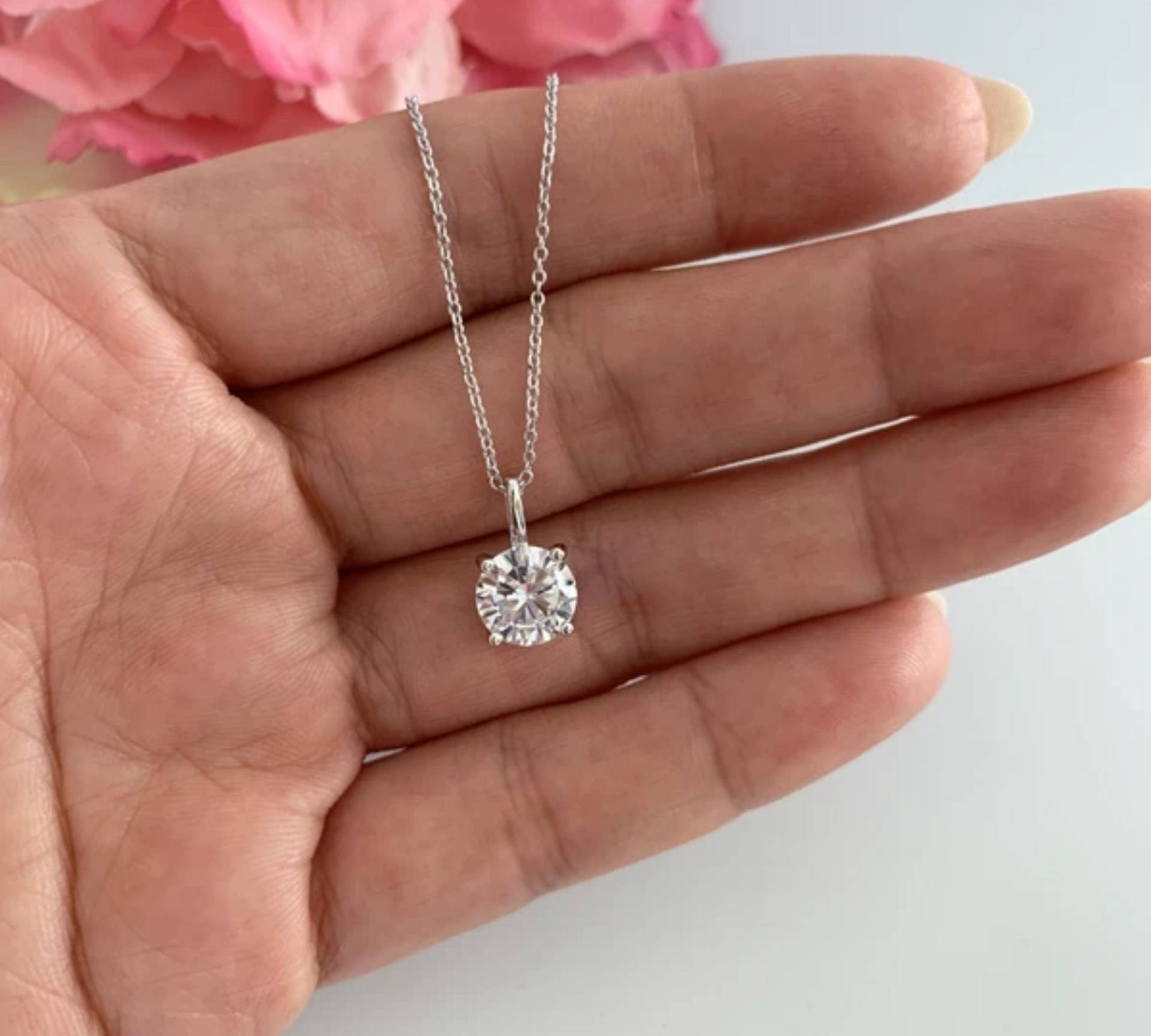 2Ct Weißer Moissanit Anhänger | 9K 14K Gold Solitär Handgemachte Goldkette Schlichte Halskette Hochzeitsschmuck 2Ct Weißer Moissanit Anhänger | 9K 14K Gold Solitär Handgemachte Goldkette Schlichte Halskette Hochzeitsschmuck von PureGemsWorld
