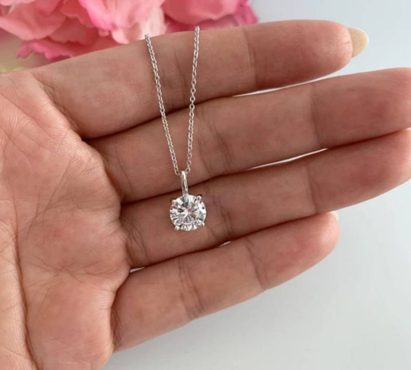 2Ct Weißer Moissanit Anhänger | 9K 14K Gold Solitär Handgemachte Goldkette Schlichte Halskette Hochzeitsschmuck von PureGemsWorld