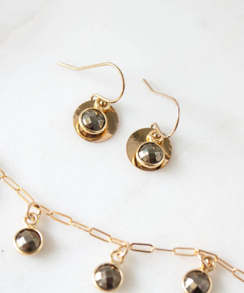 Addy Gem Tropfen Ohrringe, Gehämmerte Goldscheibe Zierliche 14K Gold Gefüllte Kreis Schmuck Geschenk, Geschenk Unter 50 von PureIndigoDesign