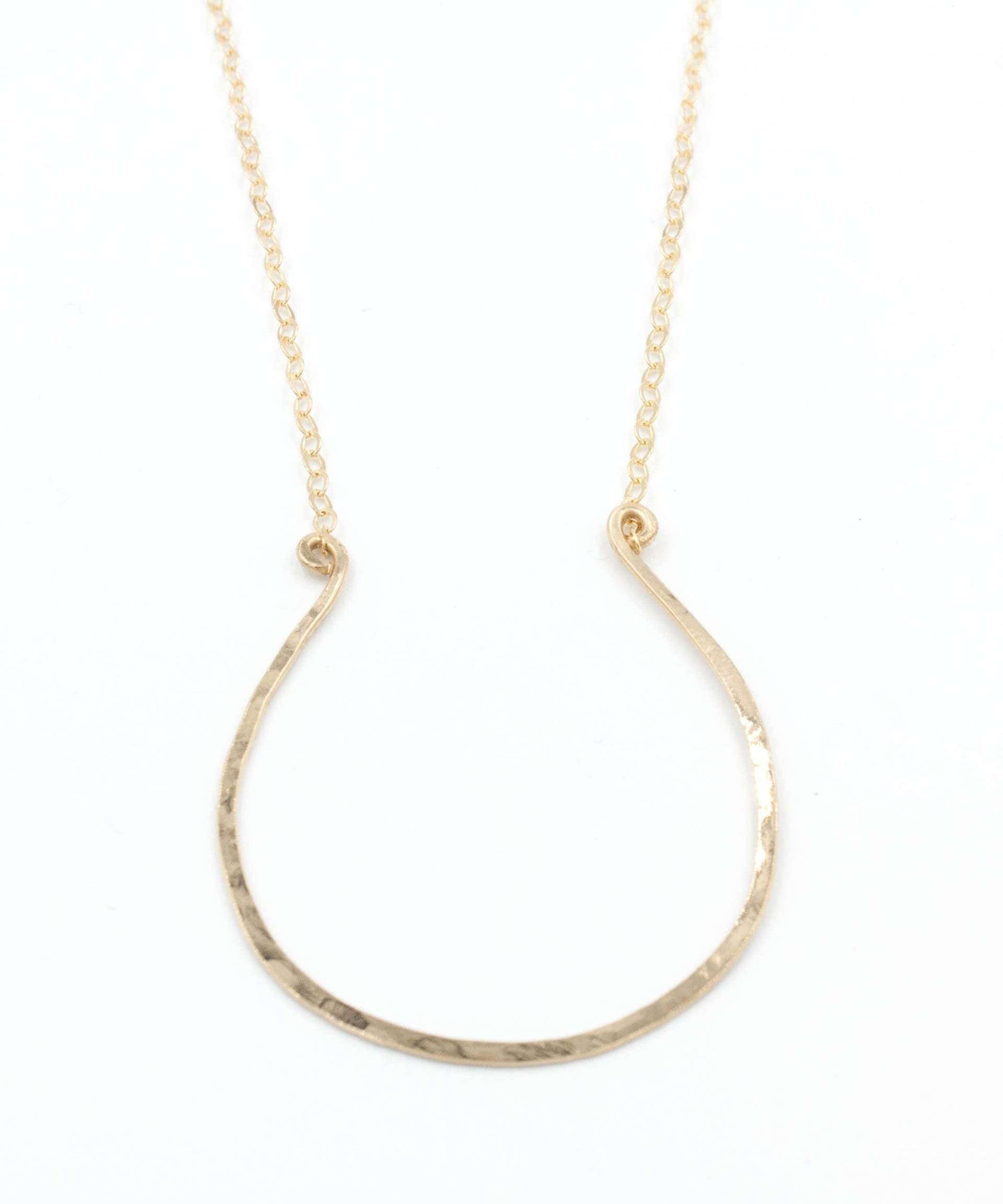 Felicity Große Goldbogen-Halskette, Gute Juju-Halskette, 14K Gold Gefüllte Gehämmerte Hufeisen-Halskette, Viel Glück Halskette von PureIndigoDesign
