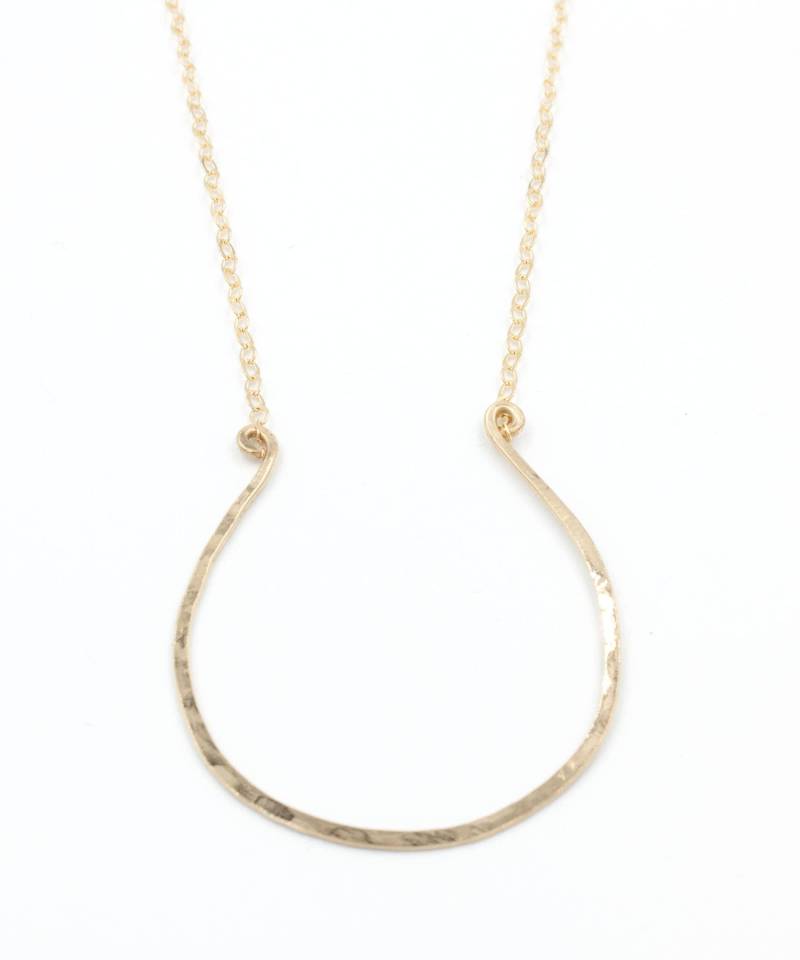 Felicity Große Goldbogen-Halskette, Gute Juju-Halskette, 14K Gold Gefüllte Gehämmerte Hufeisen-Halskette, Viel Glück Halskette von PureIndigoDesign