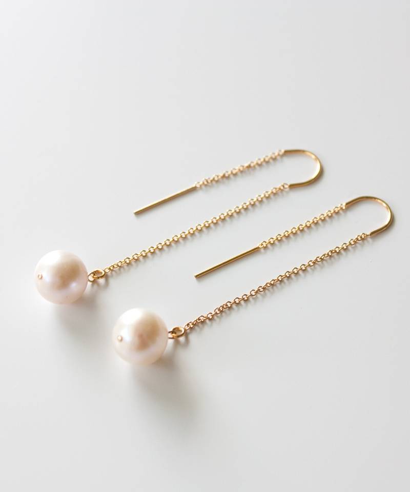 Neri Perlen Einfädler Ohrringe, 14K Gold Filled Threader, Weiße Perlenohrringe, Brautjungfer Ohrringe von PureIndigoDesign