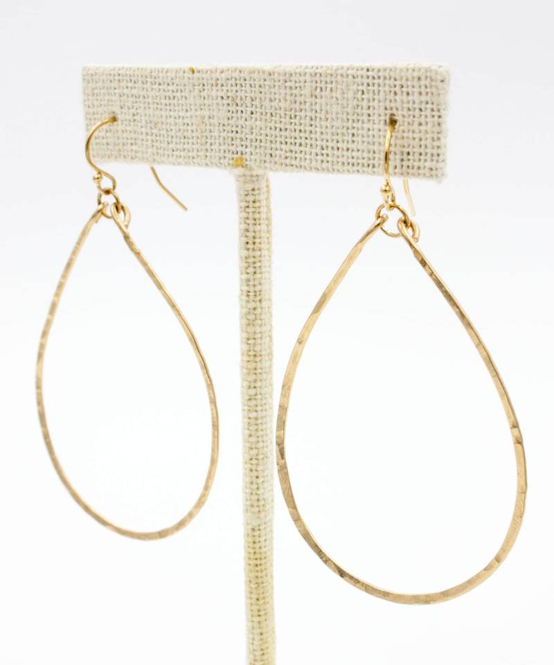 Olivia 2, 25 "Gold Teardrop Ohrringe Mittel, Gehämmerte Creolen, 14K Gold Filled Sterling Silber Tropfen, Freund Geschenk von PureIndigoDesign
