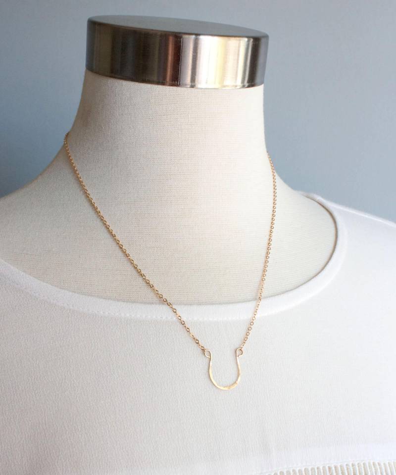 Zierliche Gold Glück Halskette, 14K Filled Bogen, Gehämmerte Hufeisen Gute Juju Freund Geschenk Zierliche Gold Glück Halskette, 14K Filled Bogen, Gehämmerte Hufeisen Gute Juju Freund Geschenk von PureIndigoDesign