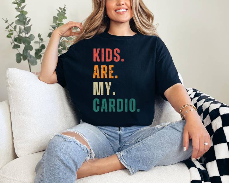 Retro Kids Are My Cardio-Shirt | Beunruhigt Lustiges Eltern-T-Shirt Mama Oder Papa Geschenk von PureNestCZ
