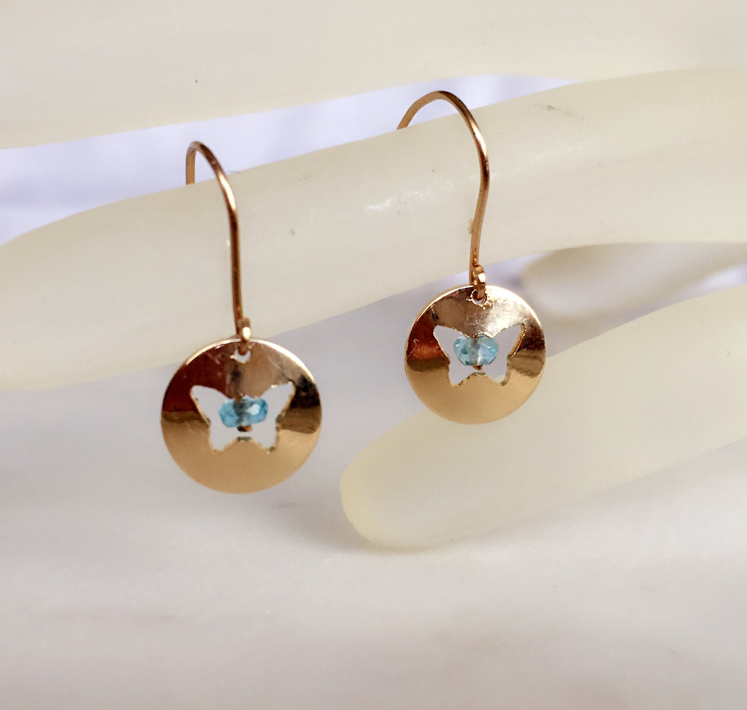 18K Gold Filled Charme Mit Schmetterling Ausschnitt Ohrring/Sie Wahl Der Edelstein /Holiday Geschenke 18K Gold Filled Charme Mit Schmetterling Ausschnitt Ohrring/Sie Wahl Der Edelstein /Holiday Geschenke von PureOneJewelry