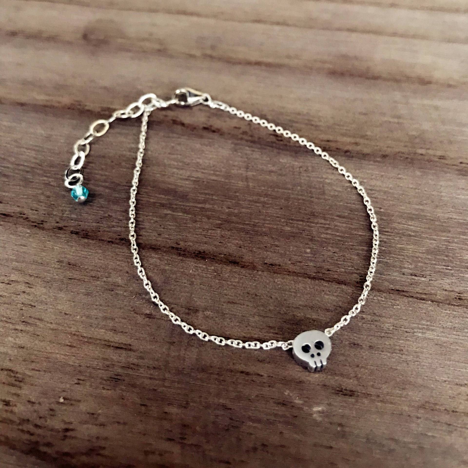 Gold Filled Oder Sterling Silber Kette Mit Winzigen Zarten Schädel Armbändern, Monster Armband, Zierliches Zuckerschädel Armband Gold Filled Oder Sterling Silber Kette Mit Winzigen Zarten Schädel Armbändern, Monster Armband, Zierliches Zuckerschädel Armband von PureOneJewelry