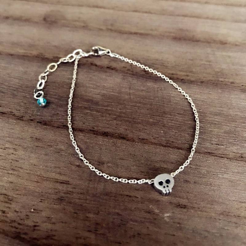 Gold Filled Oder Sterling Silber Kette Mit Winzigen Zarten Schädel Armbändern, Monster Armband, Zierliches Zuckerschädel Armband Gold Filled Oder Sterling Silber Kette Mit Winzigen Zarten Schädel Armbändern, Monster Armband, Zierliches Zuckerschädel Armband von PureOneJewelry