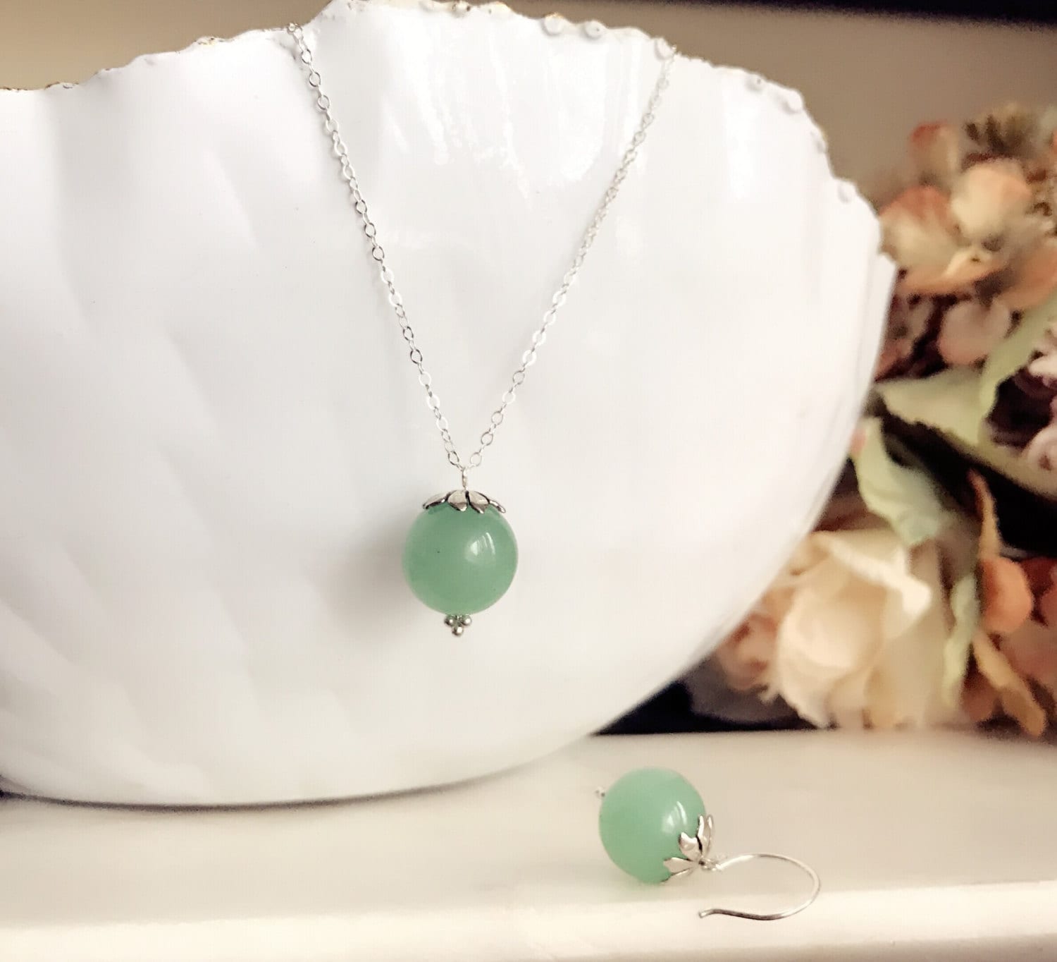 Große Runde Jade Perle Anhänger Mit Blume Blütenblatt Kappe, Grüne Charme, Silberne Anhänger, Große Halskette Große Runde Jade Perle Anhänger Mit Blume Blütenblatt Kappe, Grüne Charme, Silberne Anhänger, Große Halskette von PureOneJewelry