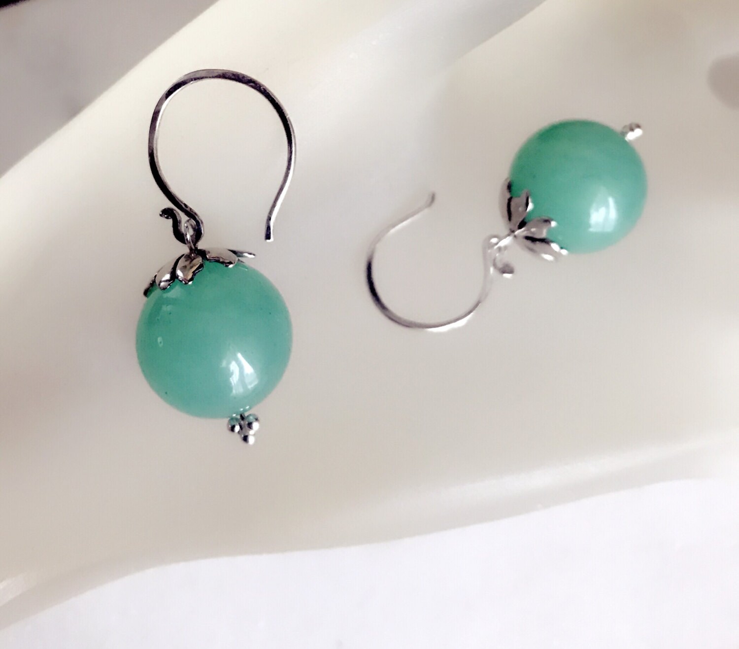 Große Runde Jade Perle Ohrring Mit Blütenblatt Bead Cap, Baumeln Ohrringe Grün Ohrringe, Silber Blume Große Aussage Große Runde Jade Perle Ohrring Mit Blütenblatt Bead Cap, Baumeln Ohrringe Grün Ohrringe, Silber Blume Große Aussage von PureOneJewelry