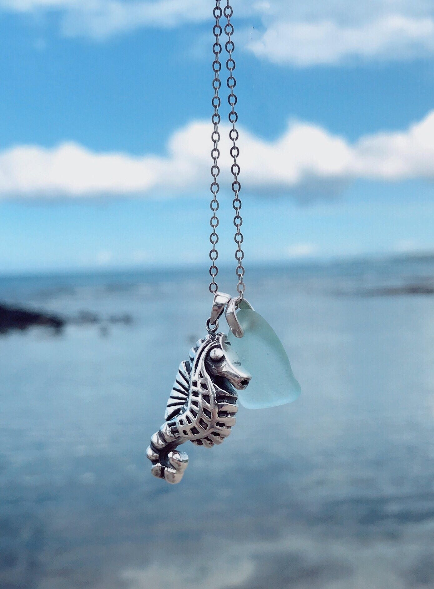Große Seepferdchen Echten Meer Glas Sterlingsilber Halskette, Blau, Grün, Gelb, Weiß, Klare Silber Unterwasserwelt Halskette Große Seepferdchen Echten Meer Glas Sterlingsilber Halskette, Blau, Grün, Gelb, Weiß, Klare Silber Unterwasserwelt Halskette von PureOneJewelry