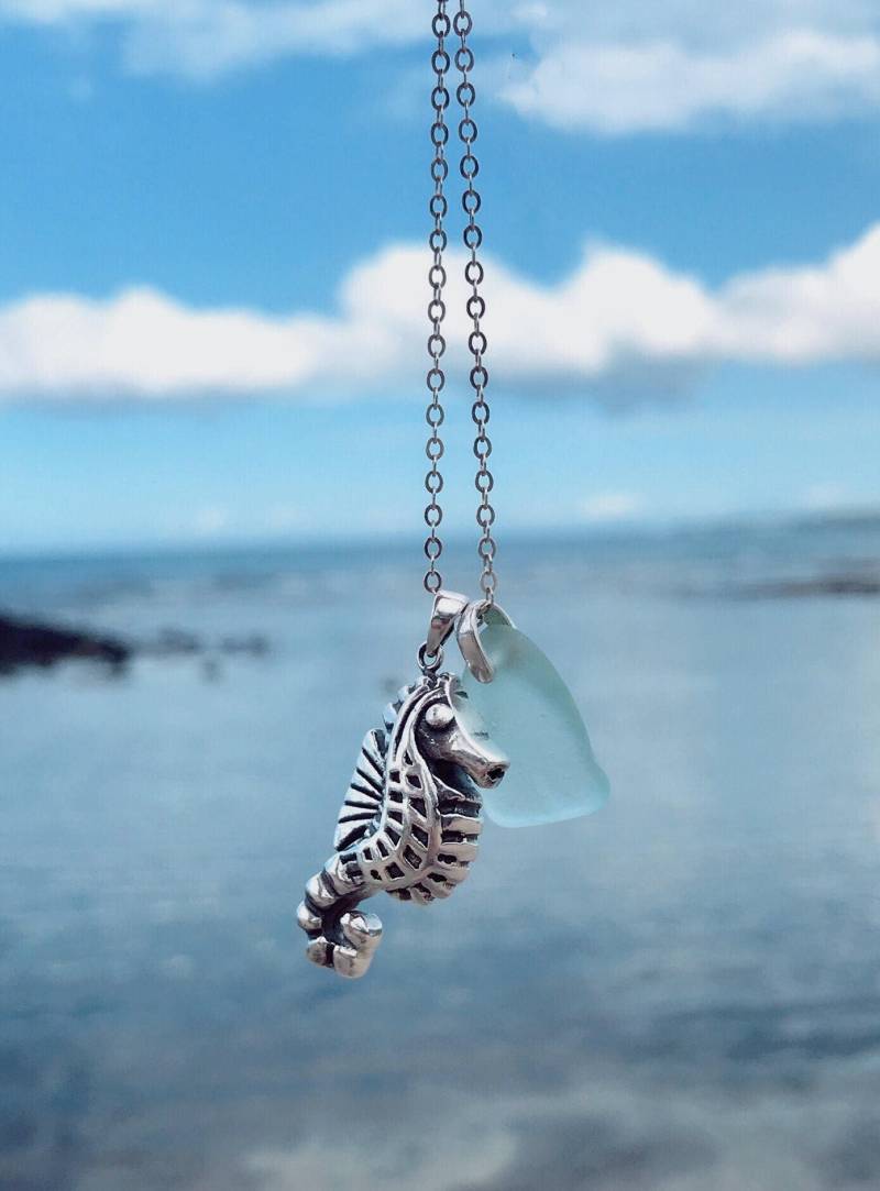 Große Seepferdchen Echten Meer Glas Sterlingsilber Halskette, Blau, Grün, Gelb, Weiß, Klare Silber Unterwasserwelt Halskette von PureOneJewelry