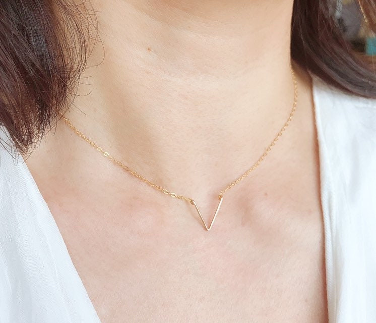 Kleine Zierliche Zarte V-Kette, Spitz Lange Halskette, Dreieck, Winkel Bar V Geformte Halsband, Chevron Moderne Schichtung Halskette Kleine Zierliche Zarte V-Kette, Spitz Lange Halskette, Dreieck, Winkel Bar V Geformte Halsband, Chevron Moderne Schichtung Halskette von PureOneJewelry