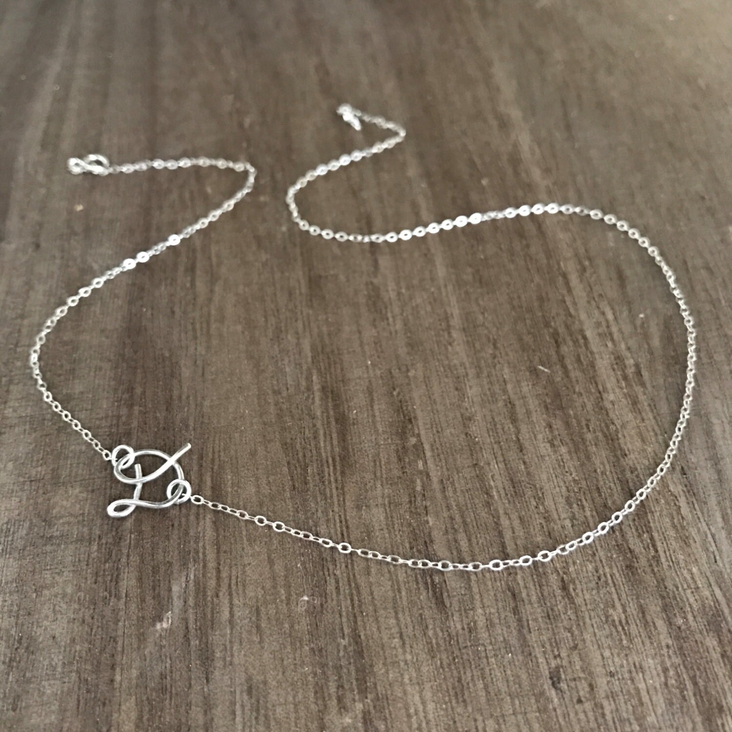 Seitlich Erste Halskette, Chocker Kette, Brautjungfern Geschenke, Personalisierter Anfangsbuchstabe Schmuck, Zierlicher Buchstabe D Charme Seitlich Erste Halskette, Chocker Kette, Brautjungfern Geschenke, Personalisierter Anfangsbuchstabe Schmuck, Zierlicher Buchstabe D Charme von PureOneJewelry