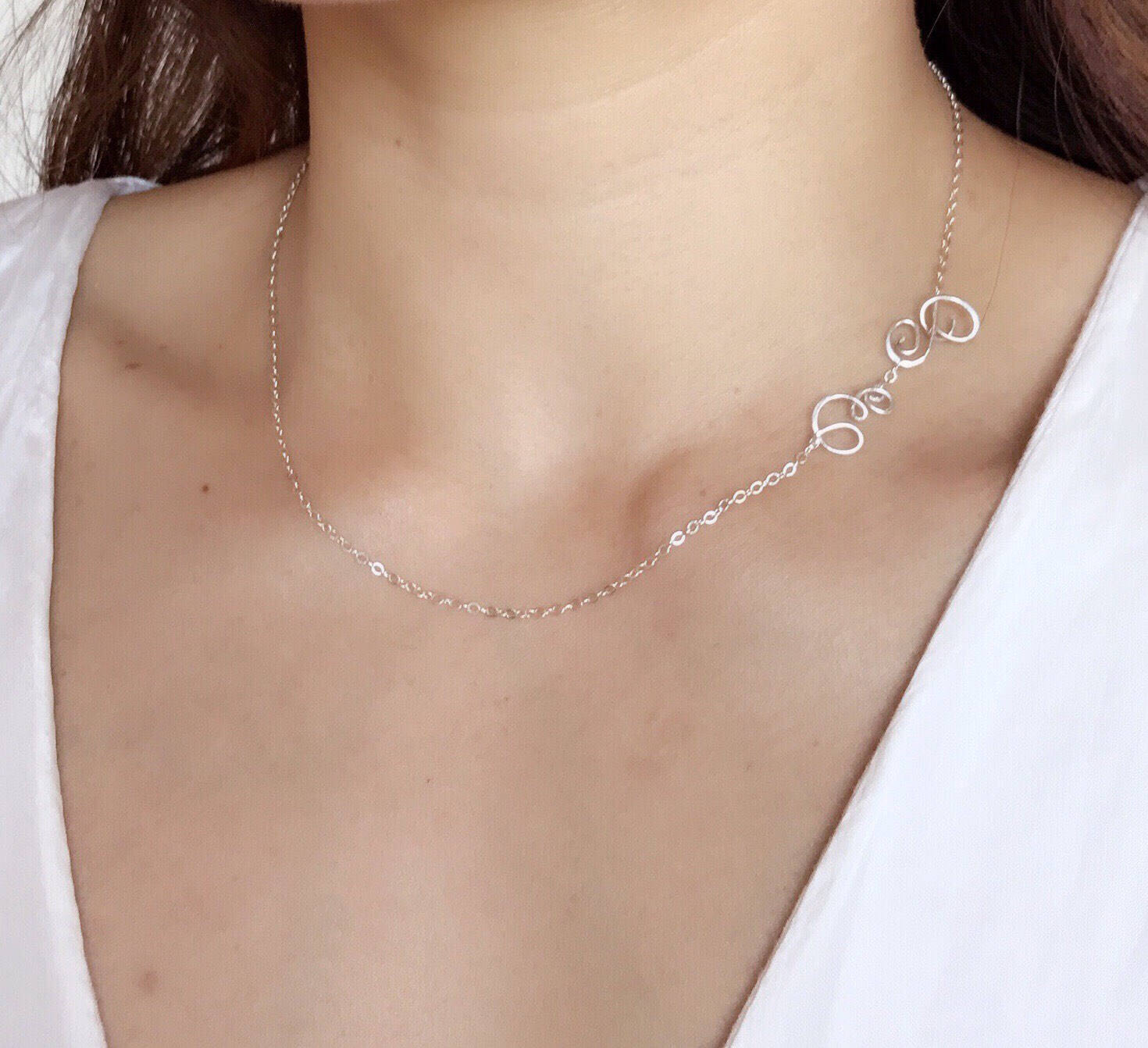Sideway Draht Umwickelt Handgehämmert 2 Kursive Groß-Initial Halskette, Erste Halsband Kette, Personalisierte Brautjungferngeschenke Sideway Draht Umwickelt Handgehämmert 2 Kursive Groß-Initial Halskette, Erste Halsband Kette, Personalisierte Brautjungferngeschenke von PureOneJewelry