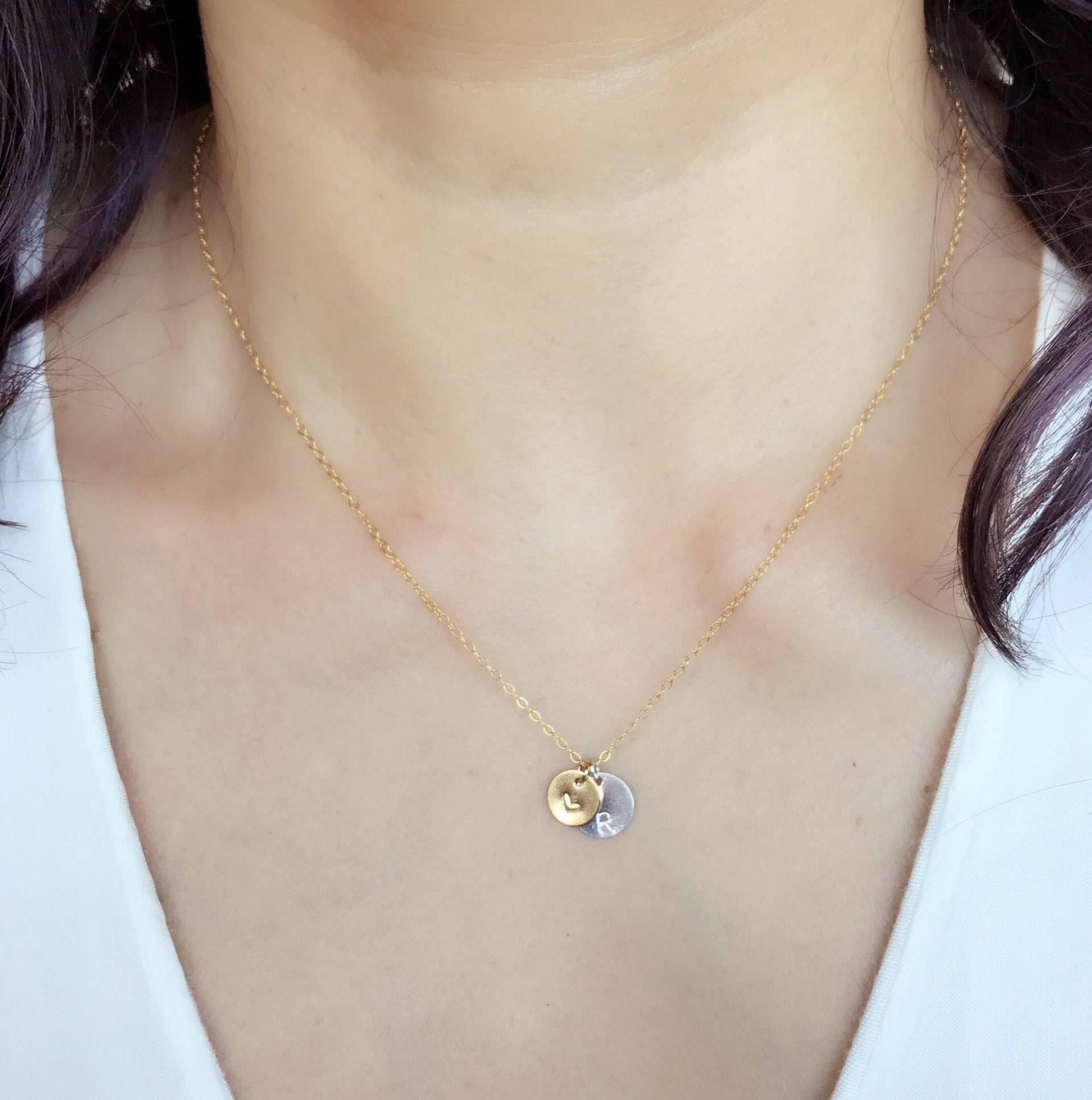 Zierliche Gold Gefüllt Und Silber Initial Disc Halskette, Einfache, Zarte Münzenhalskette Blank Oder Personalisierte Kleine Scheibe Kreis Halsketten Zierliche Gold Gefüllt Und Silber Initial Disc Halskette, Einfache, Zarte Münzenhalskette Blank Oder Personalisierte Kleine Scheibe Kreis Halsketten von PureOneJewelry