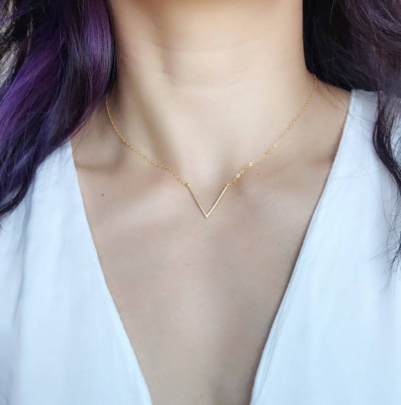 Zierliche Zarte V-Kette, Spitz Lange Halskette, Dreieck, Winkel Bar V Geformte Halsband, Chevron Moderne Schichtung Kette Lang Zierliche Zarte V-Kette, Spitz Lange Halskette, Dreieck, Winkel Bar V Geformte Halsband, Chevron Moderne Schichtung Kette Lang von PureOneJewelry