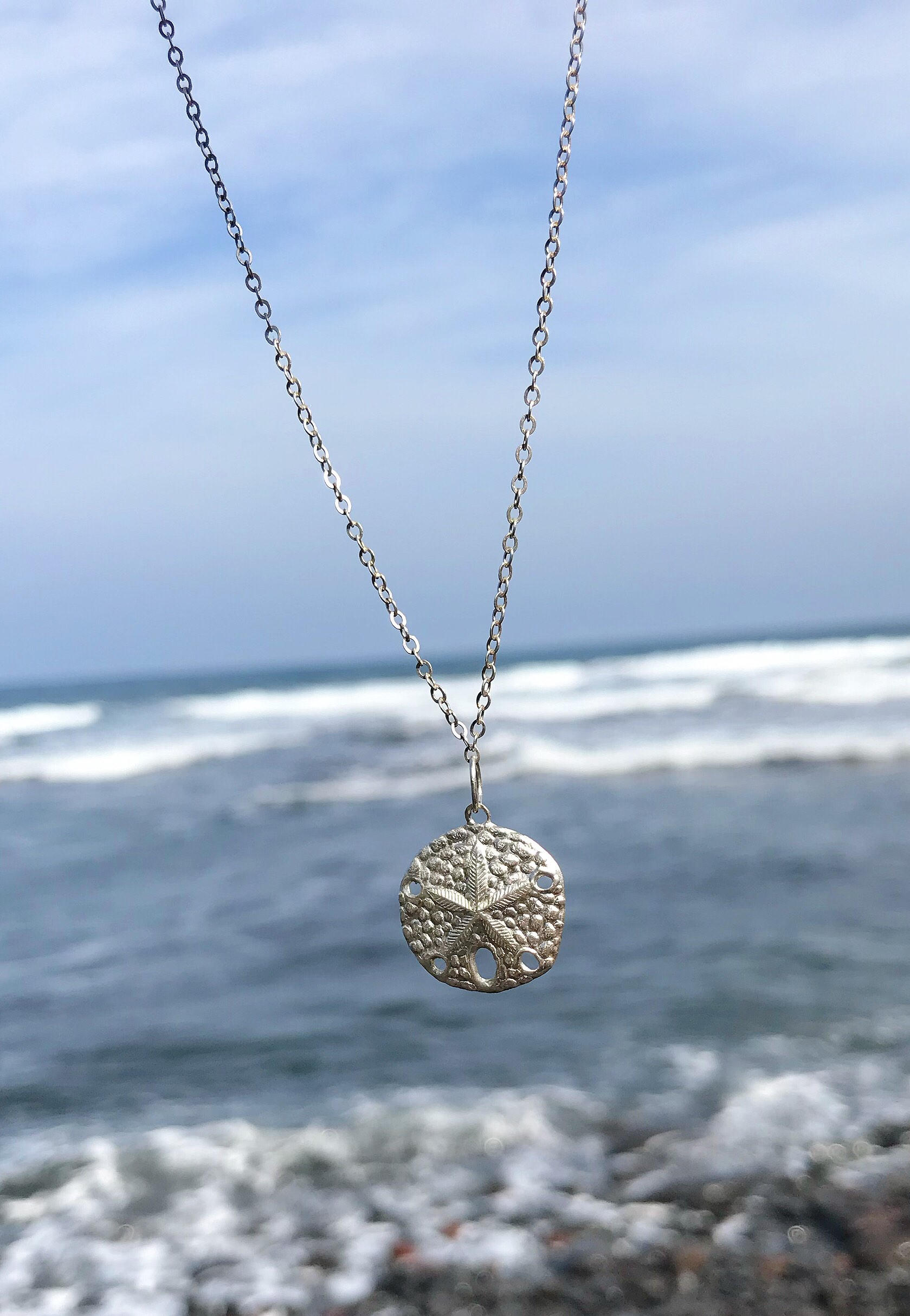 sterling Silber Sand Dollar Halskette, Blau, Grün, Bernstein, Weiß, Klar Echtes Meer Glas Und Licht Haus Anhänger Halskette sterling Silber Sand Dollar Halskette, Blau, Grün, Bernstein, Weiß, Klar Echtes Meer Glas Und Licht Haus Anhänger Halskette von PureOneJewelry