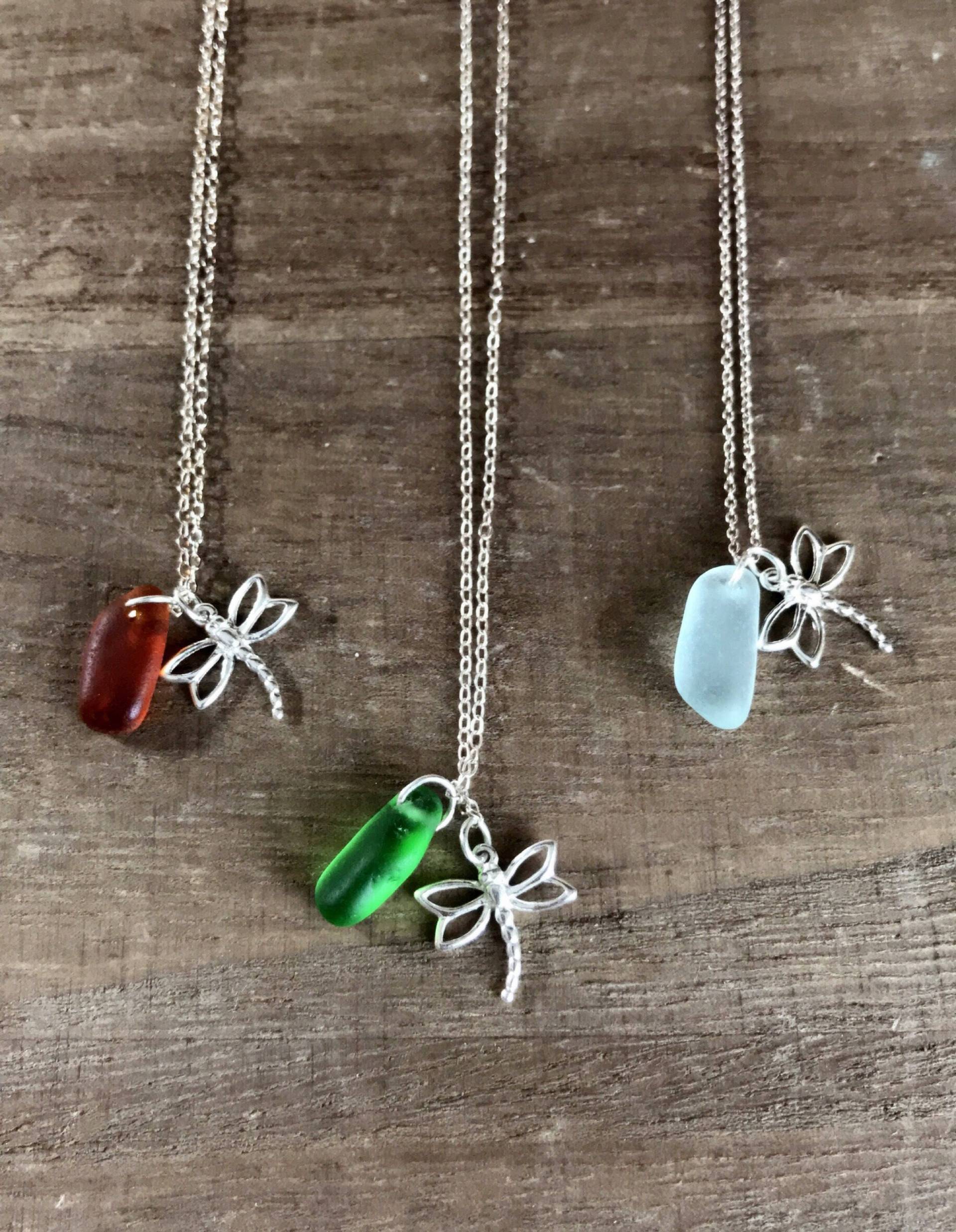 sterling Silber Zierliche Libelle Seeglas Halskette, Zierliche Silberkette, Silber, Klein, Natur sterling Silber Zierliche Libelle Seeglas Halskette, Zierliche Silberkette, Silber, Klein, Natur von PureOneJewelry