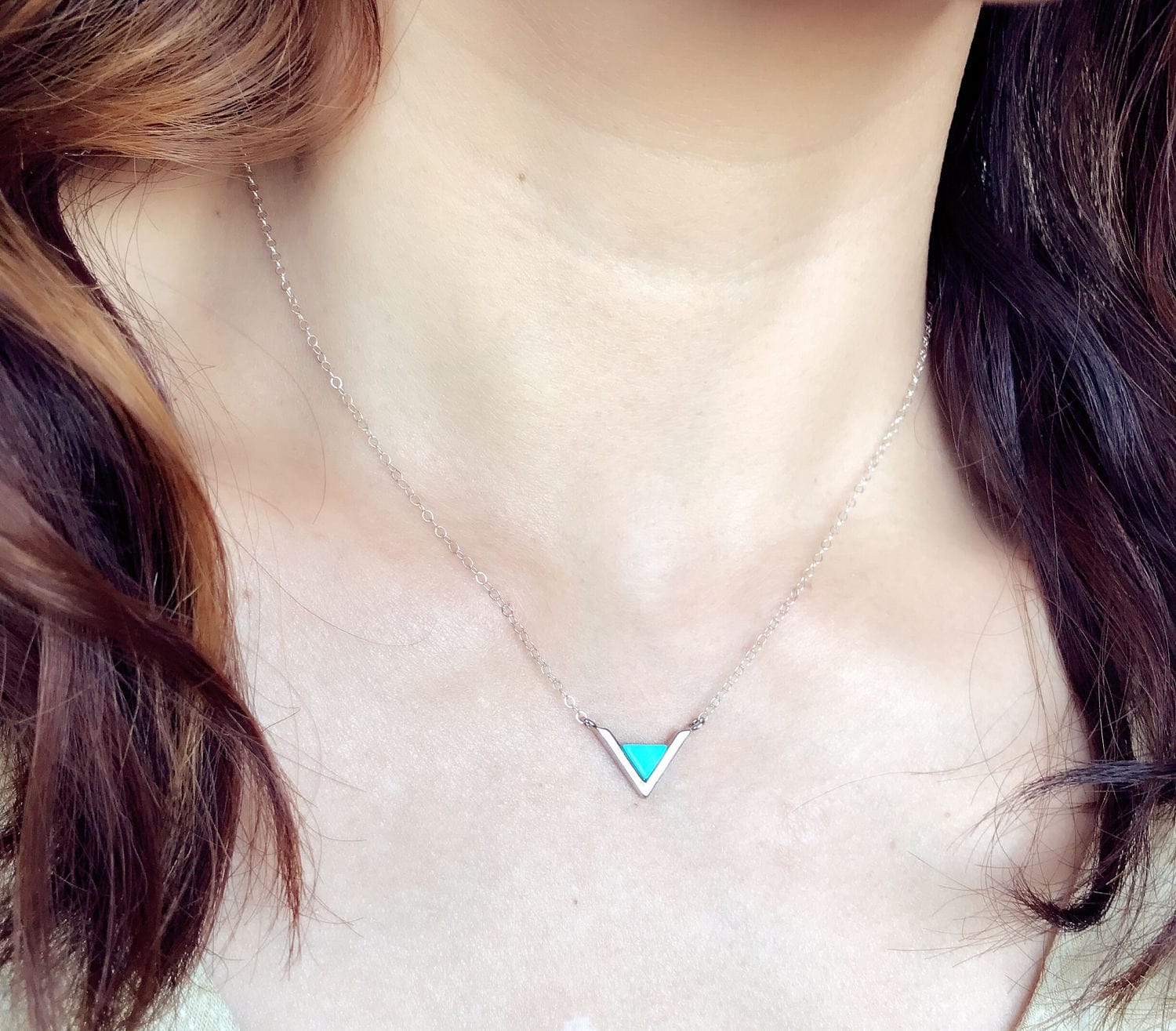 sterling Silberkette Mit Rhodium Überzogen Türkis Umgekehrten Dreieck, Einfache Und Elegante Halskette sterling Silberkette Mit Rhodium Überzogen Türkis Umgekehrten Dreieck, Einfache Und Elegante Halskette von PureOneJewelry