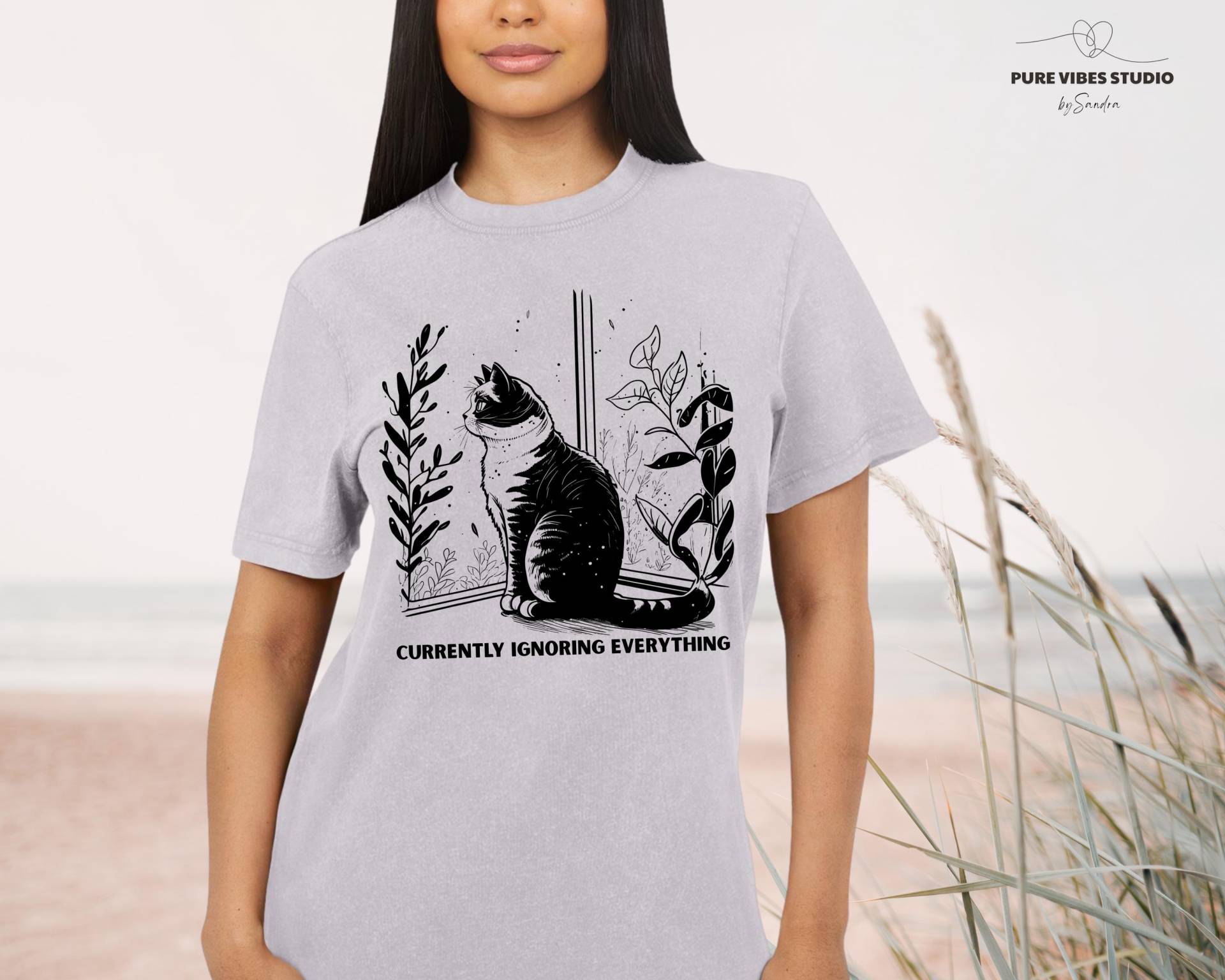 Lustiges Katzen T-Shirt Damen - „Currently Ignoring Everything" | Tier Shirt Mit Spruch Morgenmuffel Oversize 90Er Printshirt Lustiges Katzen T-Shirt Damen - „Currently Ignoring Everything" | Tier Shirt Mit Spruch Morgenmuffel Oversize 90Er Printshirt von PureVibesStudiobyS
