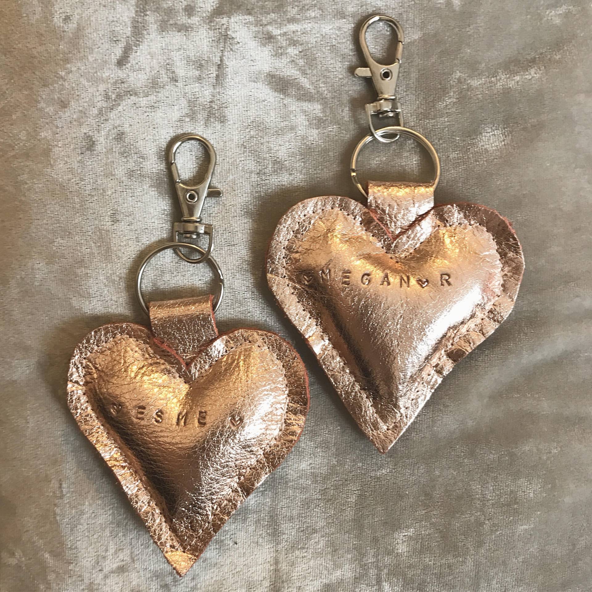 Personalisierte Rose Gold Leder-Herz Schlüsselanhänger Personalisierte Rose Gold Leder-Herz Schlüsselanhänger von Puregoldltd