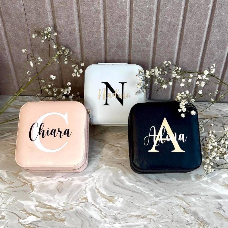 Personalisierte Schmuckbox Mit Namen | Schmuckkästchen Reiseschmuckbox Schmuck Organizer Geschenkidee Brautjungfer Jga Geschenk Personalisierte Schmuckbox Mit Namen | Schmuckkästchen Reiseschmuckbox Schmuck Organizer Geschenkidee Brautjungfer Jga Geschenk von PurelyPerfectDE