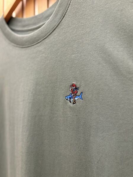 Purewater Cowboy auf einem Hai | Besticktes Bio Baumwoll T-Shirt | Stickerei von Purewater