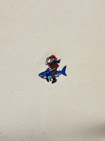 Purewater Cowboy auf einem Hai | Besticktes Bio Baumwoll T-Shirt | Stickerei von Purewater