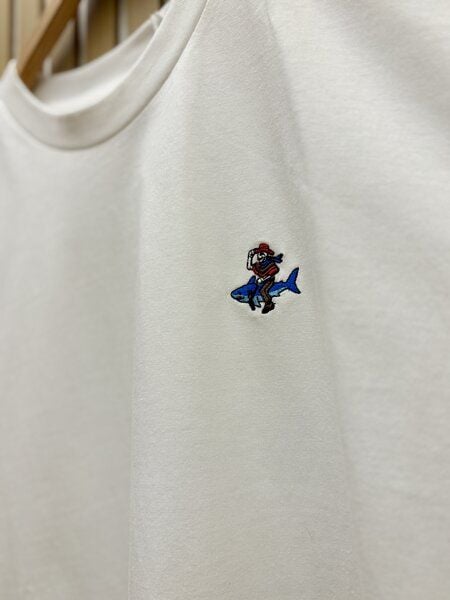 Purewater Cowboy auf einem Hai | Besticktes Bio Baumwoll T-Shirt | Stickerei von Purewater