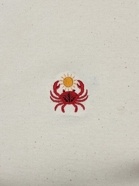 Purewater Krabbe | Besticktes Bio Baumwoll T-Shirt | Stickerei von Purewater