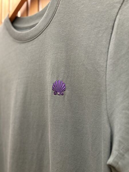 Purewater Muschel | Besticktes Bio Baumwoll T-Shirt | Stickerei von Purewater