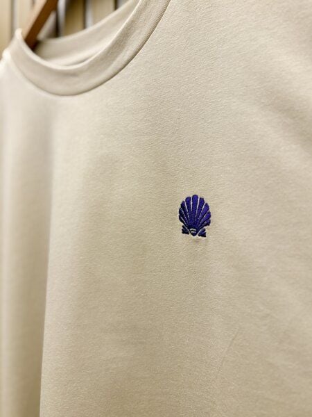 Purewater Muschel | Besticktes Bio Baumwoll T-Shirt | Stickerei von Purewater